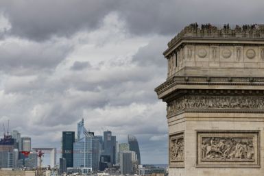 La Défense, le quartier des affaires de la capitale française, vue derrière l'Arc de Triomphe à Paris