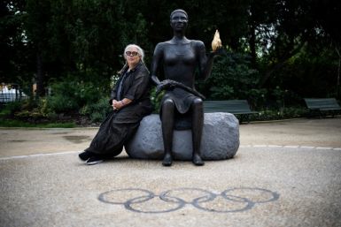La sculpture officielle des JO de Paris de l'artiste américaine Alison Sarr célèbre la « diversité »